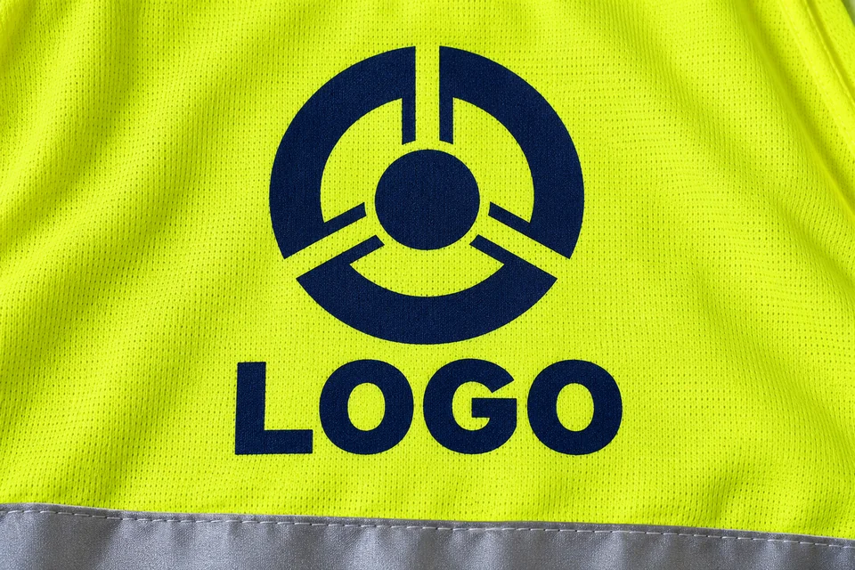 Wizualizacja sitodruku: jednokolorowe granatowe logo na żółtej kamizelce
